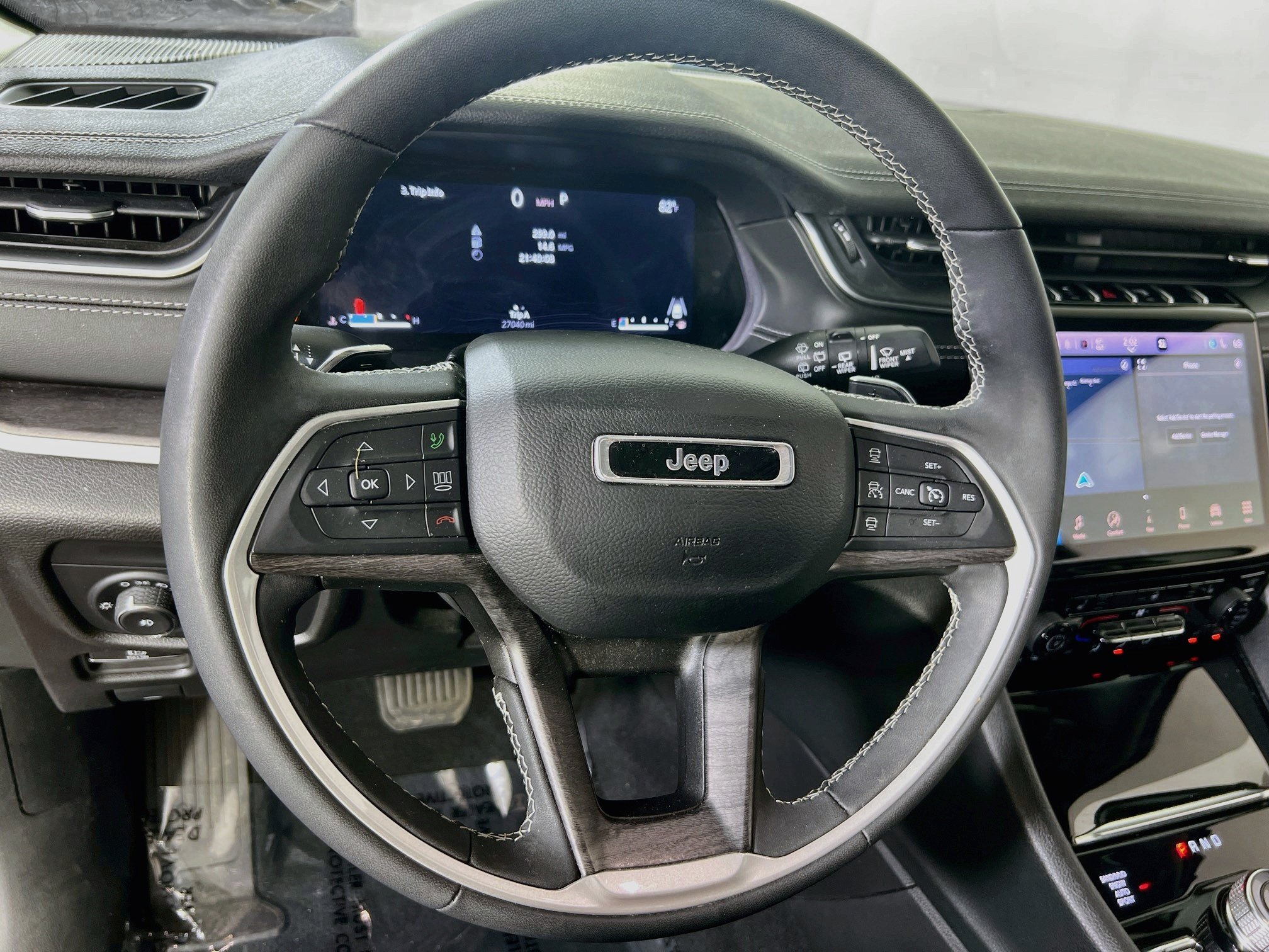 Used 2023 Jeep Grand Cherokee Limited w/ Black Appearance Package AWD/4WD image 11