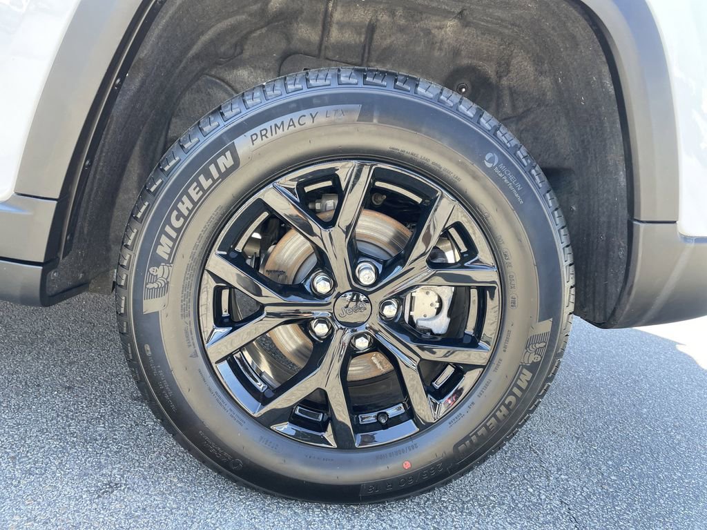 Used 2025 Jeep Grand Cherokee Altitude AWD/4WD image 10
