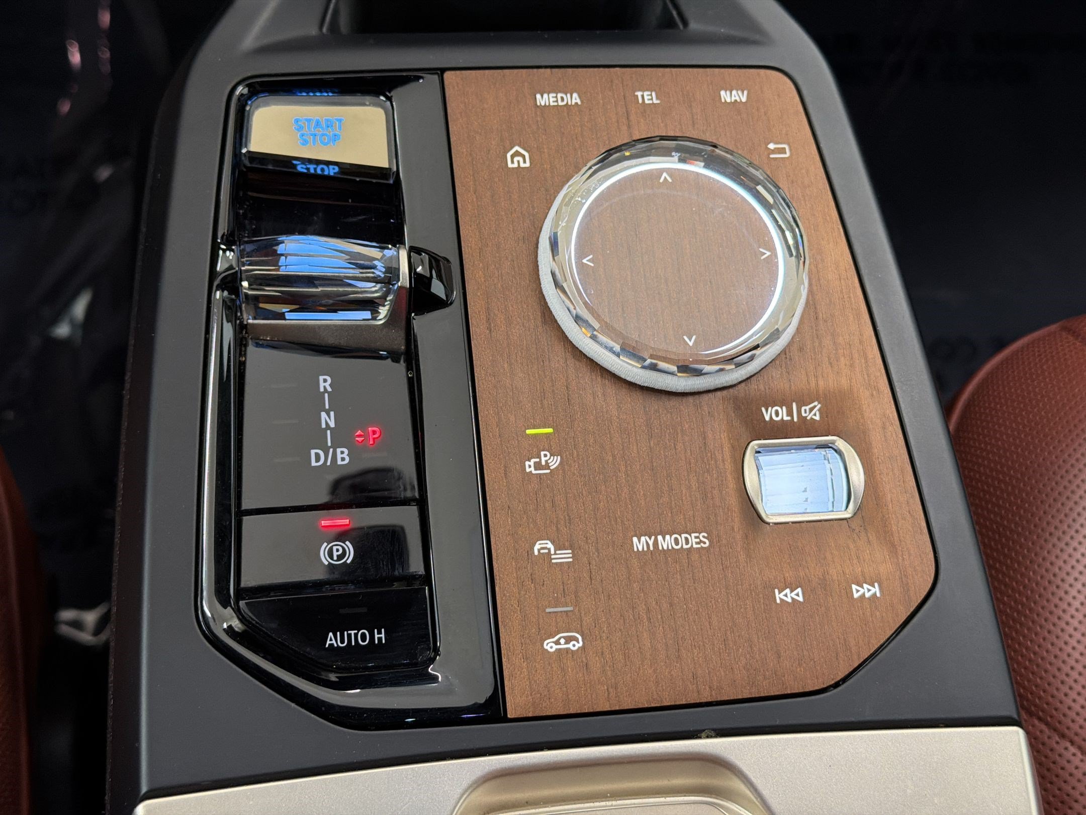 Certified 2023 BMW iX xDrive50 w/ Premium Package AWD/4WD image 18