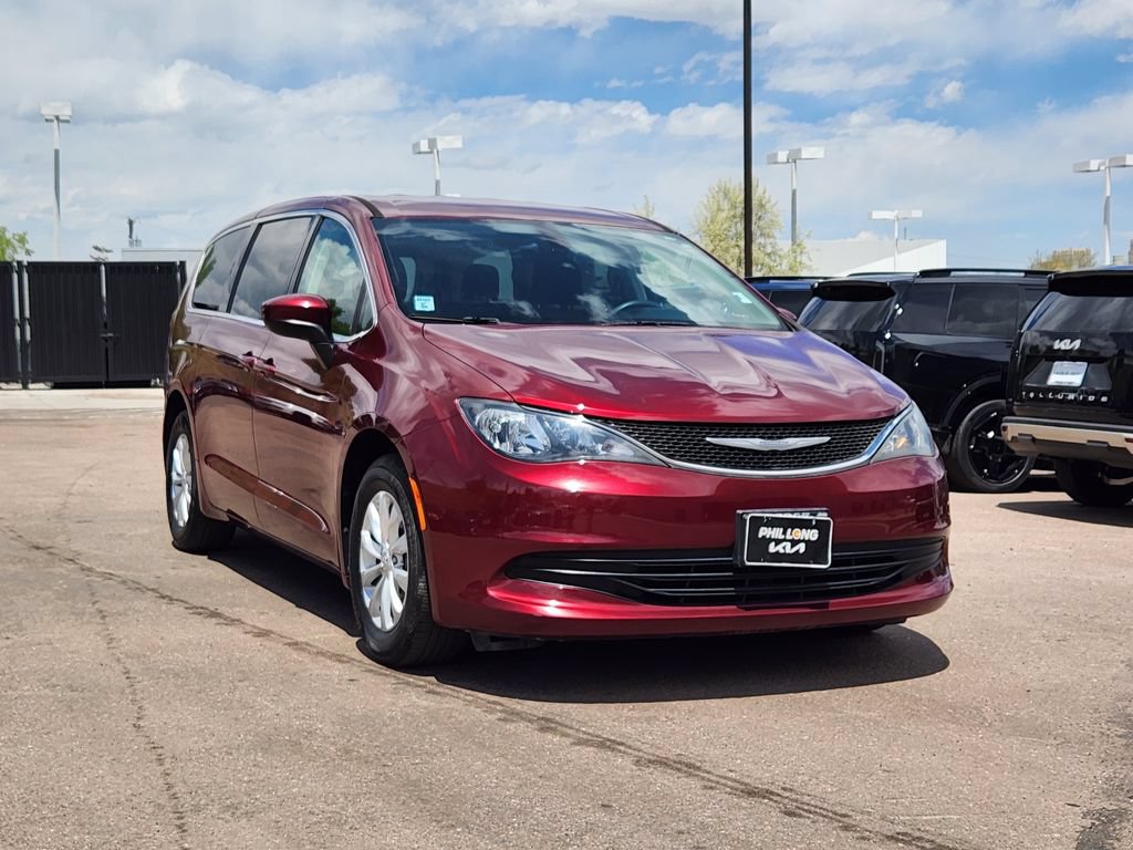 Used 2017 Chrysler Pacifica Touring w/ Tire & Wheel Group FWD image 3