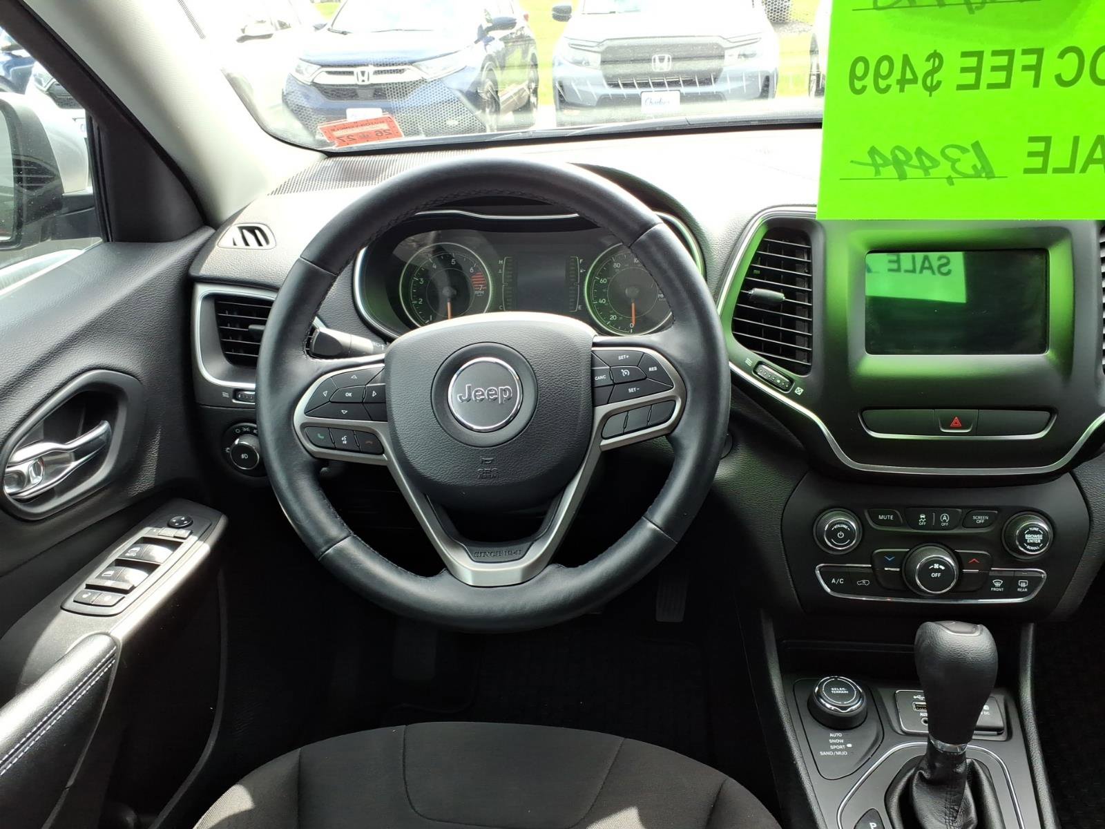 Used 2019 Jeep Cherokee Latitude w/ Cold Weather Group AWD/4WD image 9