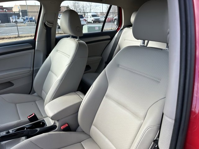 Used 2016 Volkswagen Golf S image 8