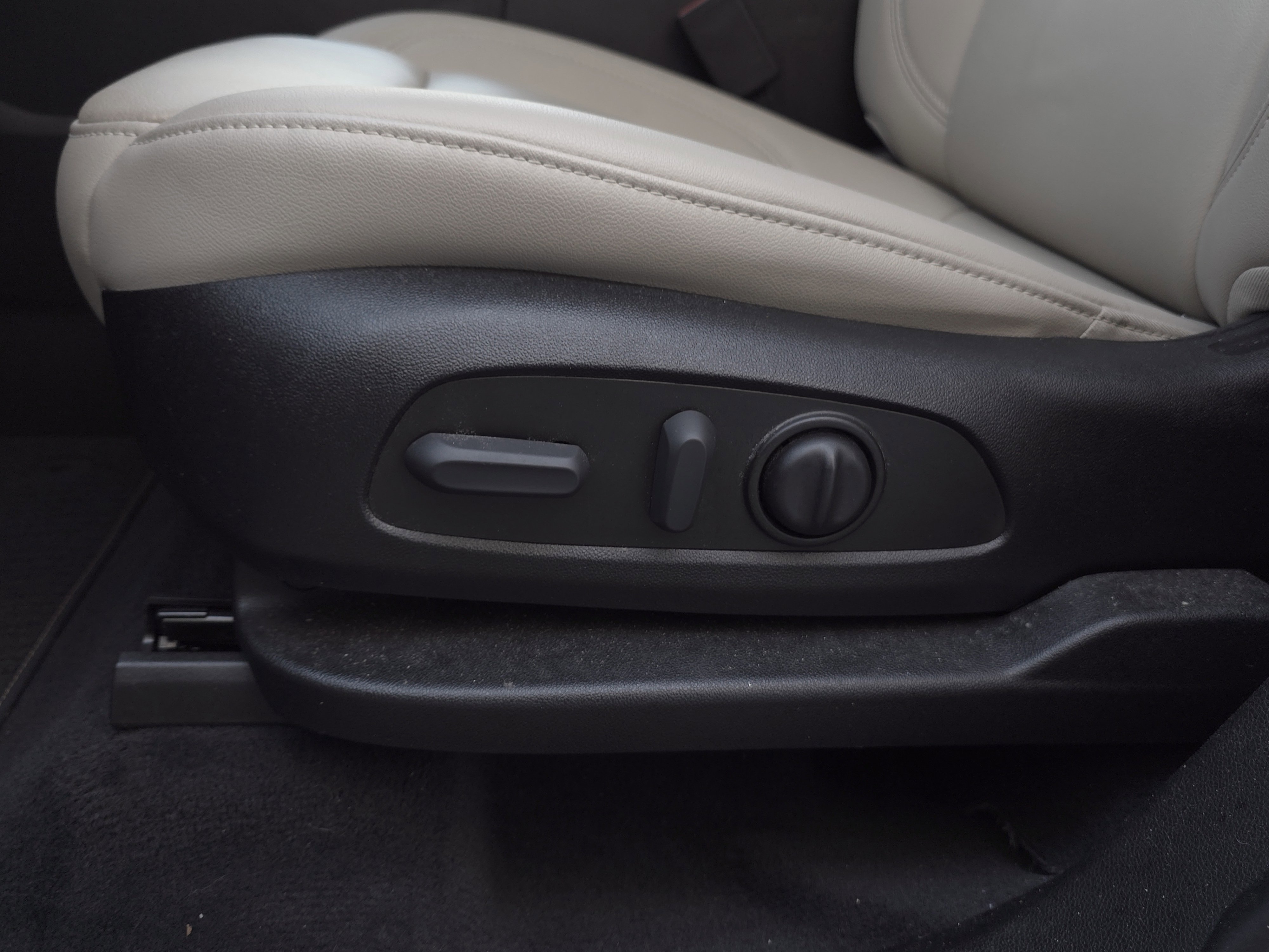 Used 2023 Chevrolet Traverse LT w/ LT Premium Package image 11