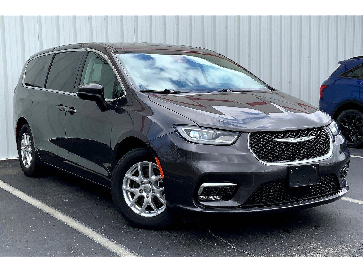 Used 2023 Chrysler Pacifica Touring-L image 2