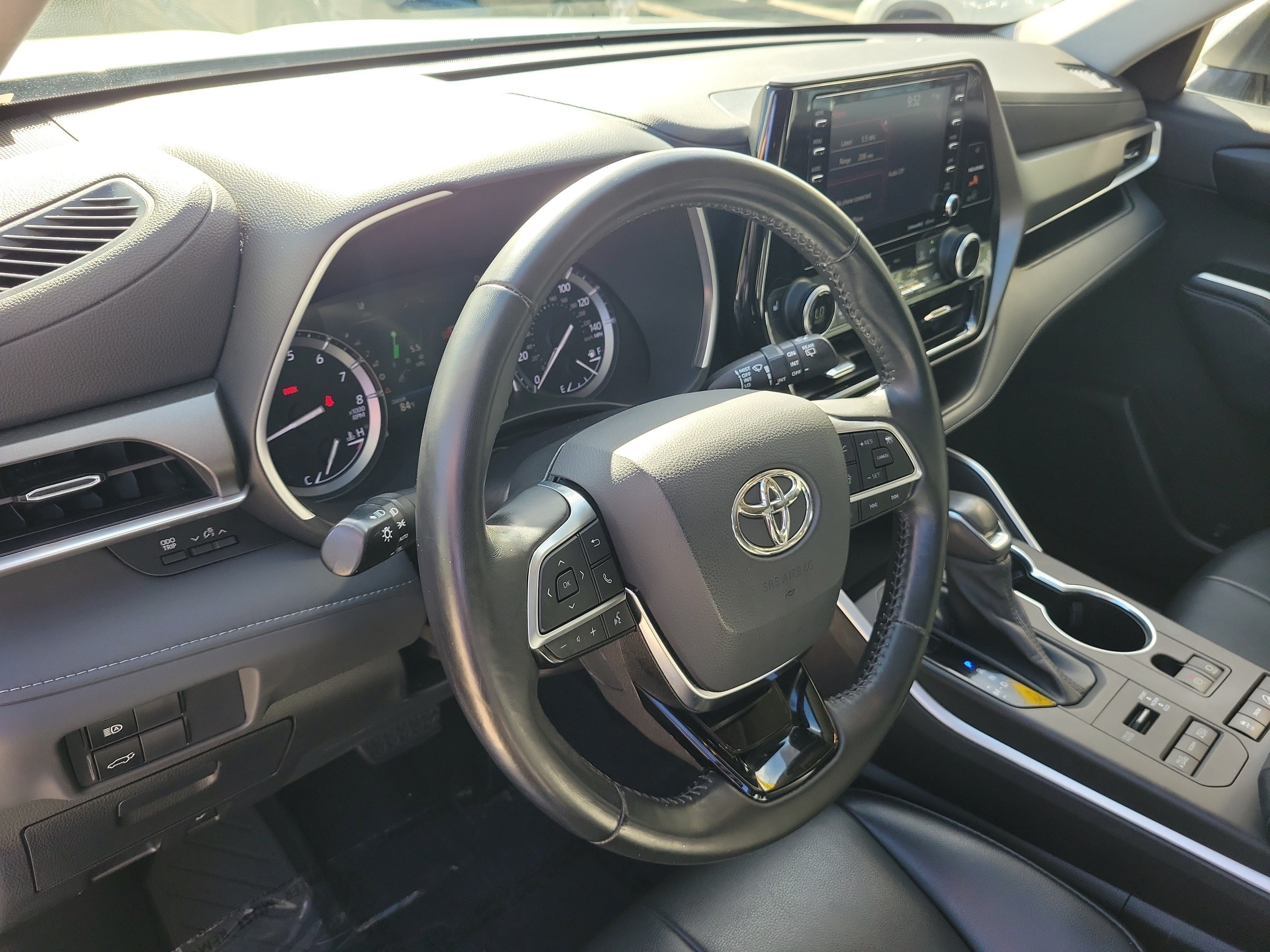 Used 2021 Toyota Highlander XLE AWD/4WD image 27