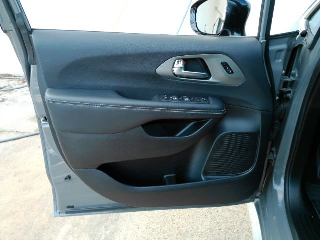 Used 2025 Chrysler Pacifica Select image 13