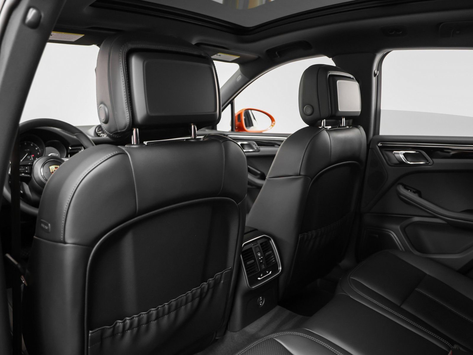 Certified 2025 Porsche Macan AWD/4WD image 33