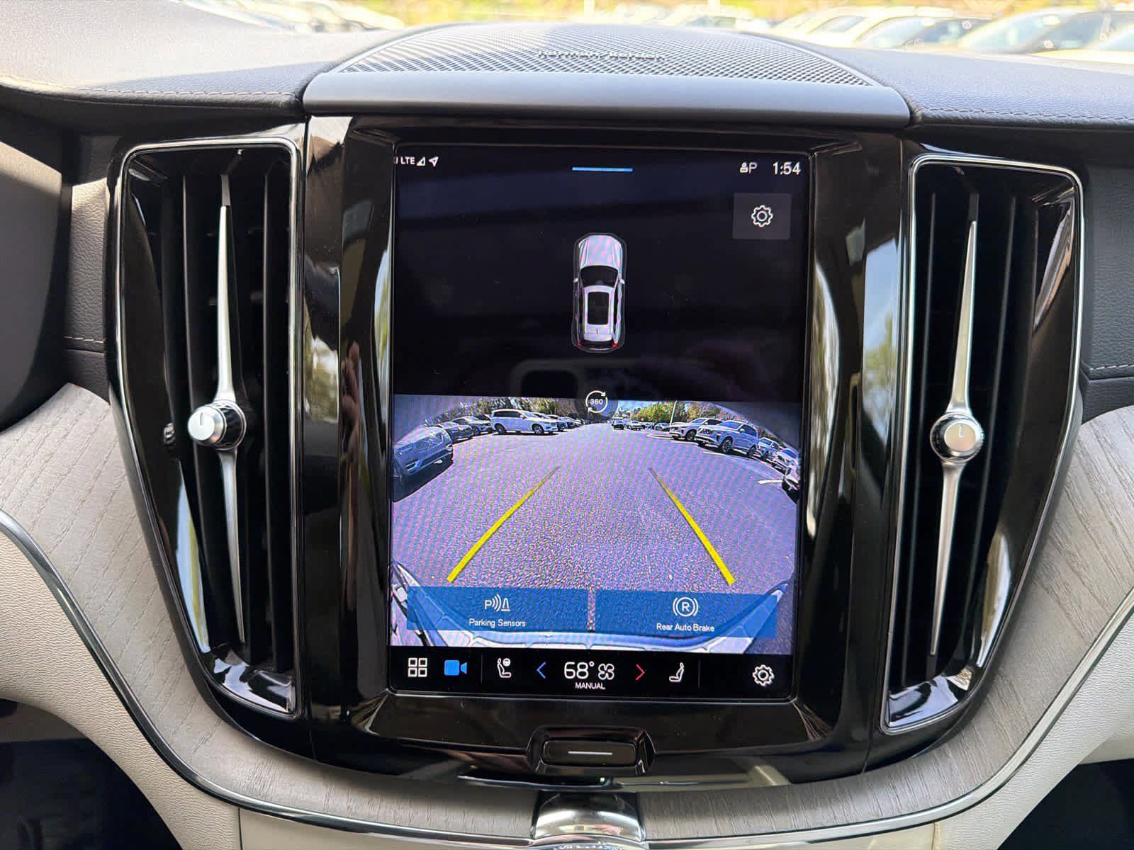 Used 2023 Volvo XC60 B5 Ultimate w/ Climate Package image 32