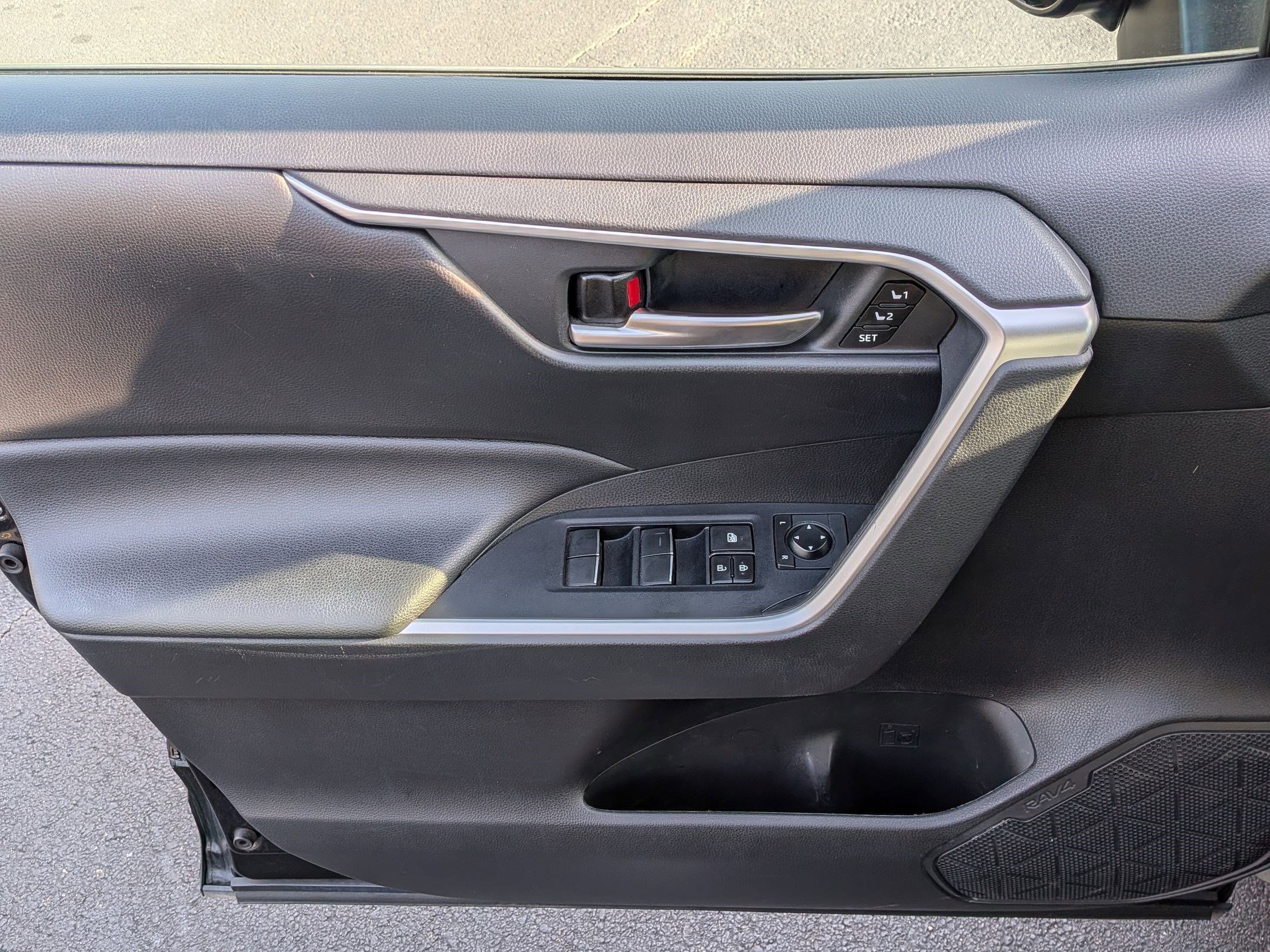 Used 2020 Toyota RAV4 XLE Premium image 14