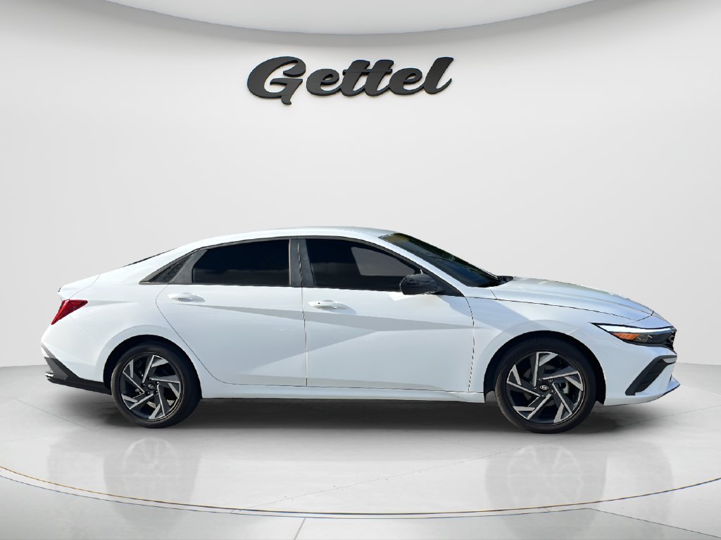 Used 2025 Hyundai Elantra SEL FWD image 4