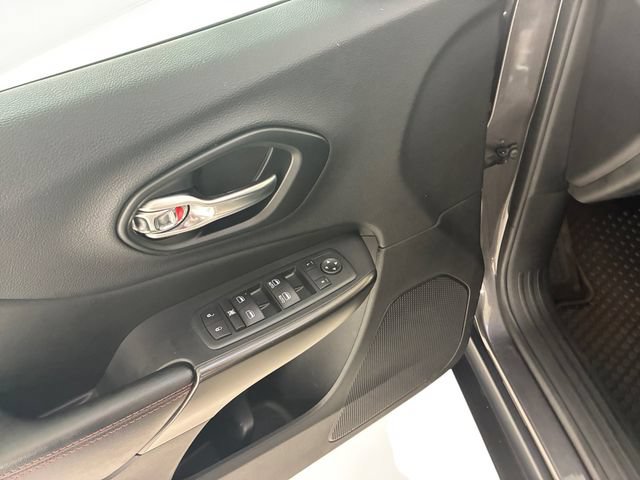 Used 2021 Jeep Cherokee Trailhawk w/ Comfort/Convenience Group AWD/4WD image 13