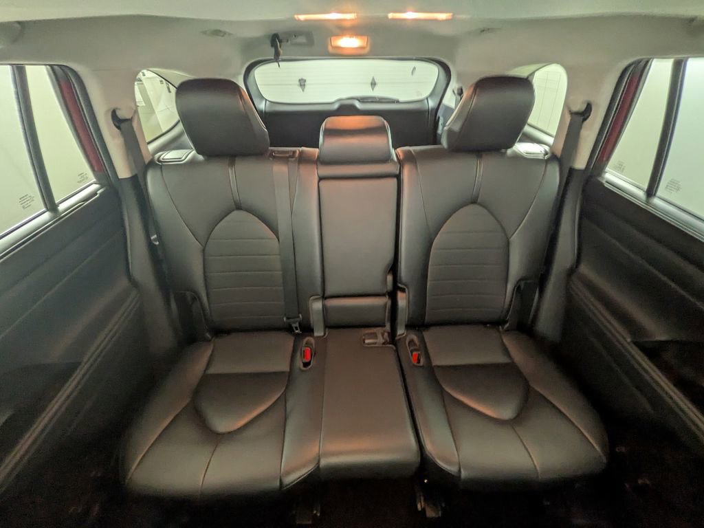 Used 2021 Toyota Highlander XLE image 29