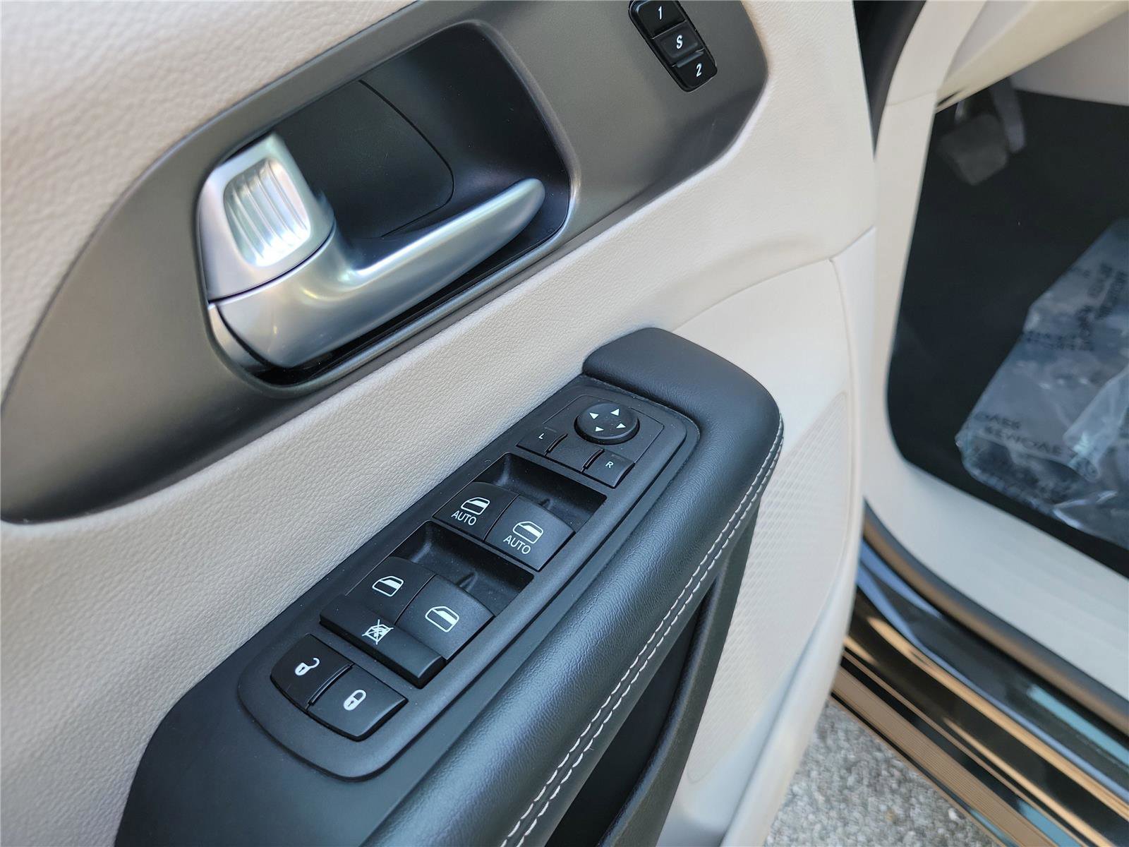 Used 2023 Chrysler Pacifica Touring-L FWD image 22