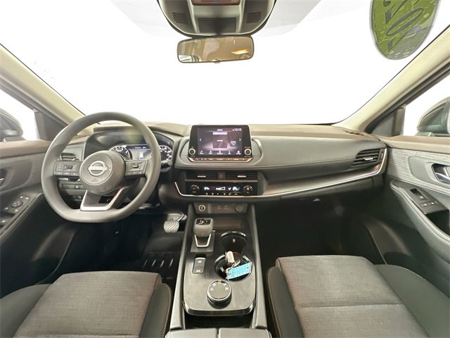 Used 2023 Nissan Rogue SV image 3