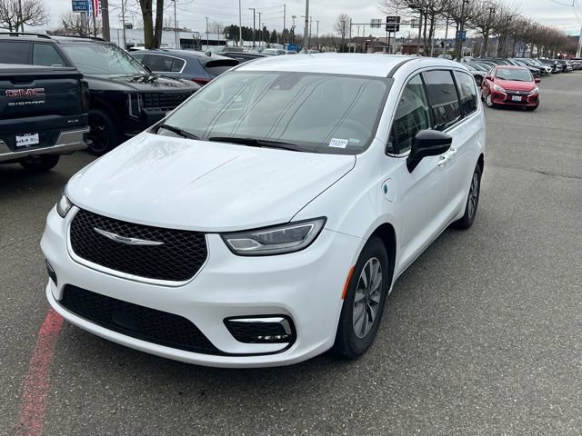 Used 2024 Chrysler Pacifica Select image 3