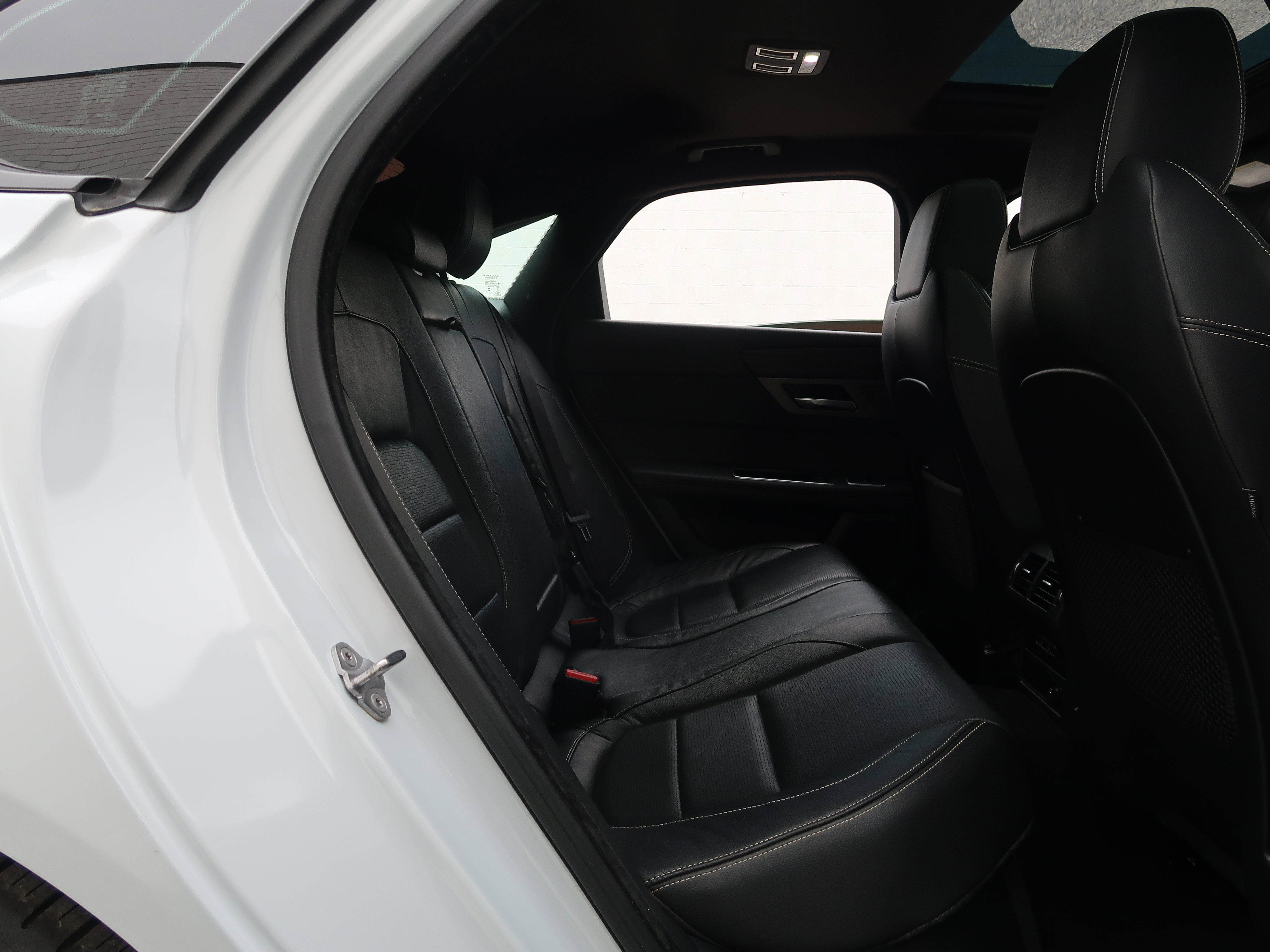 Used 2016 Jaguar XF S RWD image 44