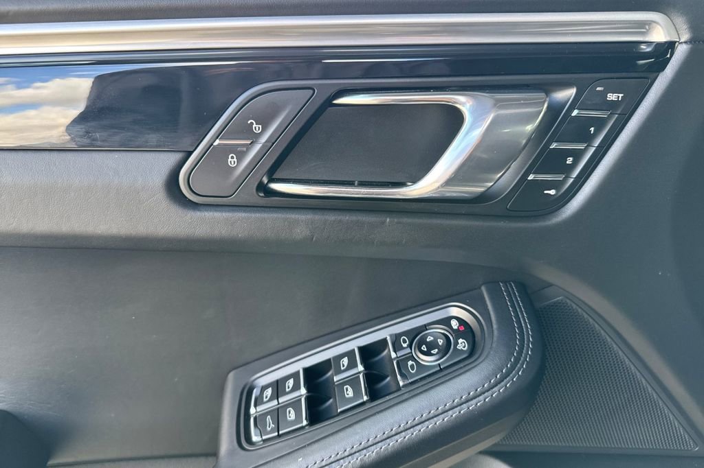 Used 2018 Porsche Macan Turbo image 10