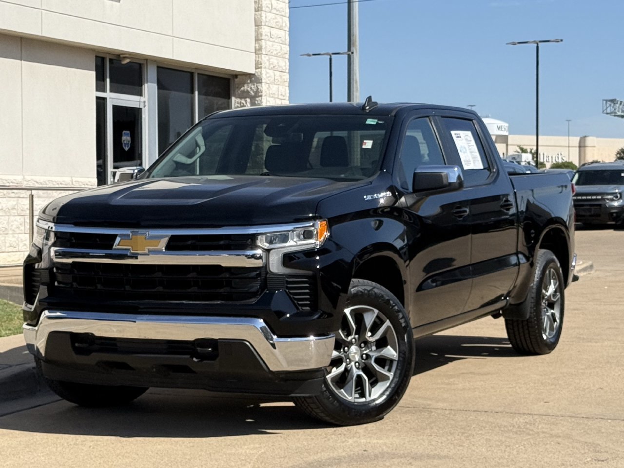 Used 2023 Chevrolet Silverado 1500 LT AWD/4WD image 2