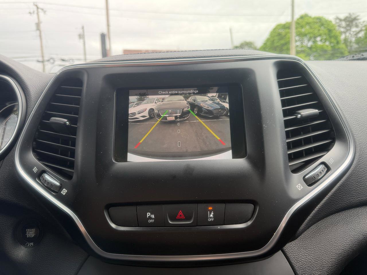 Used 2021 Jeep Cherokee Latitude Plus AWD/4WD image 18