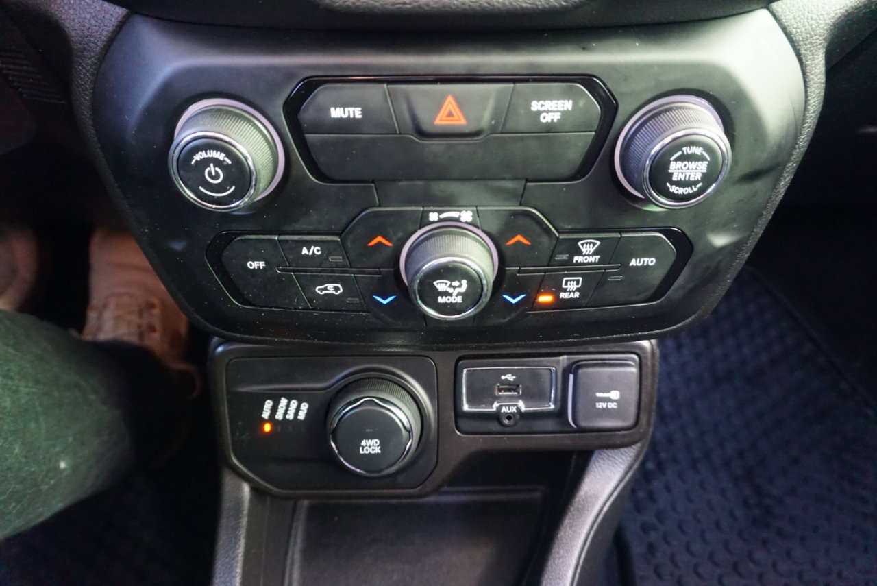 Used 2020 Jeep Renegade Latitude w/ Cold Weather Group image 15