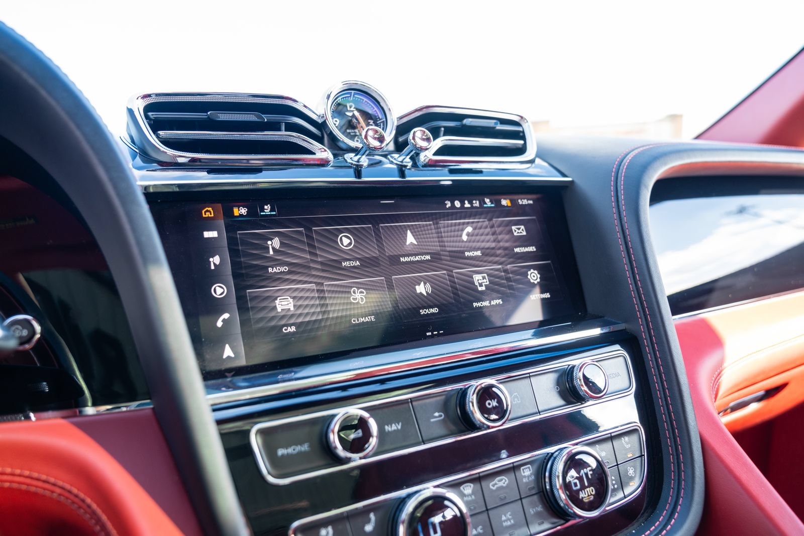 Used 2021 Bentley Bentayga AWD/4WD image 62