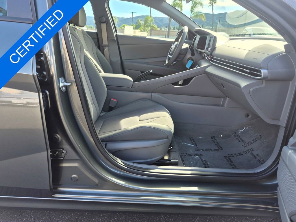 Used 2025 Hyundai Elantra SE image 32