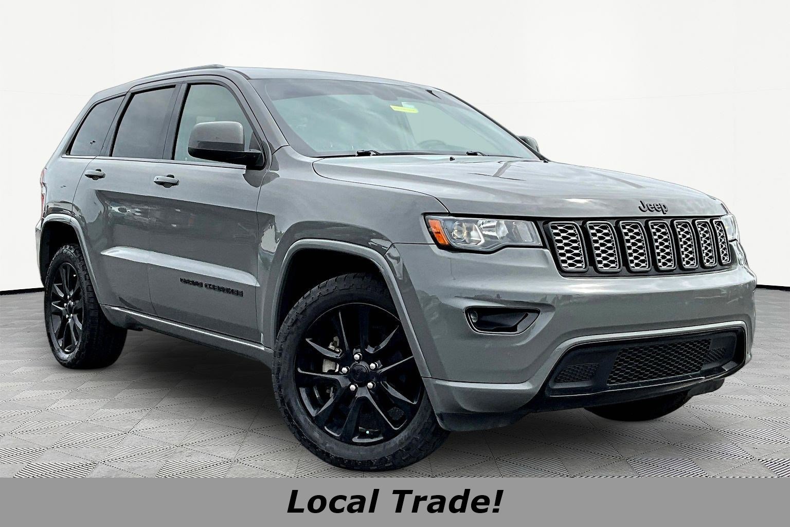 Used 2019 Jeep Grand Cherokee Altitude AWD/4WD image 3