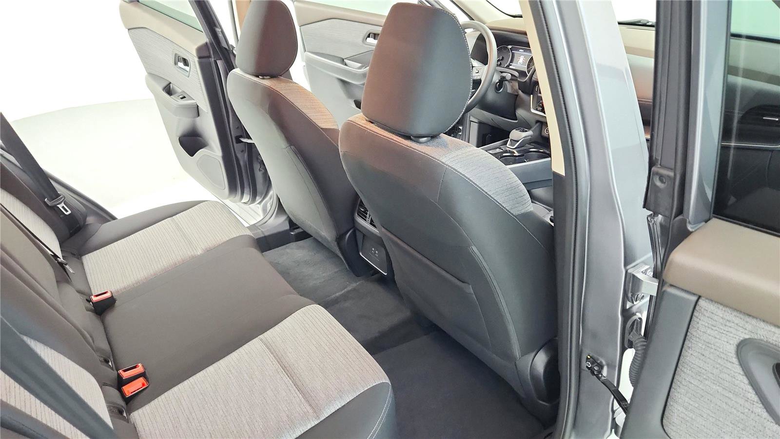 Used 2023 Nissan Rogue SV image 31