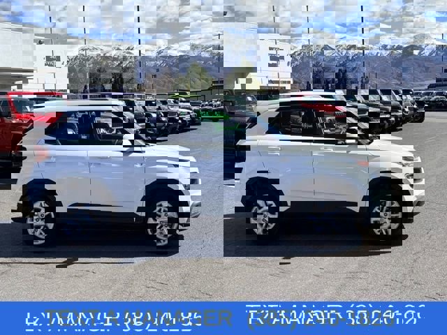 Used 2025 Hyundai Venue SE image 2