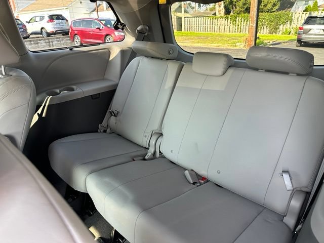 Used 2018 Toyota Sienna XLE w/ XLE Navigation Package FWD image 22