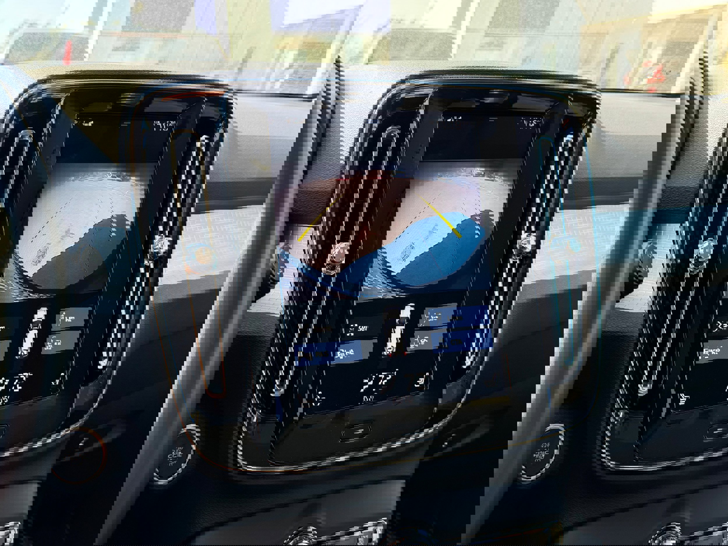 Used 2020 Volvo XC40 T4 Momentum image 20