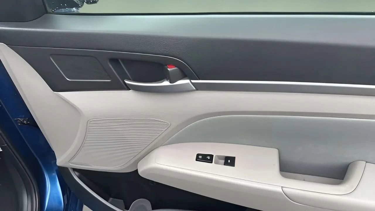 Used 2017 Hyundai Elantra SE image 34