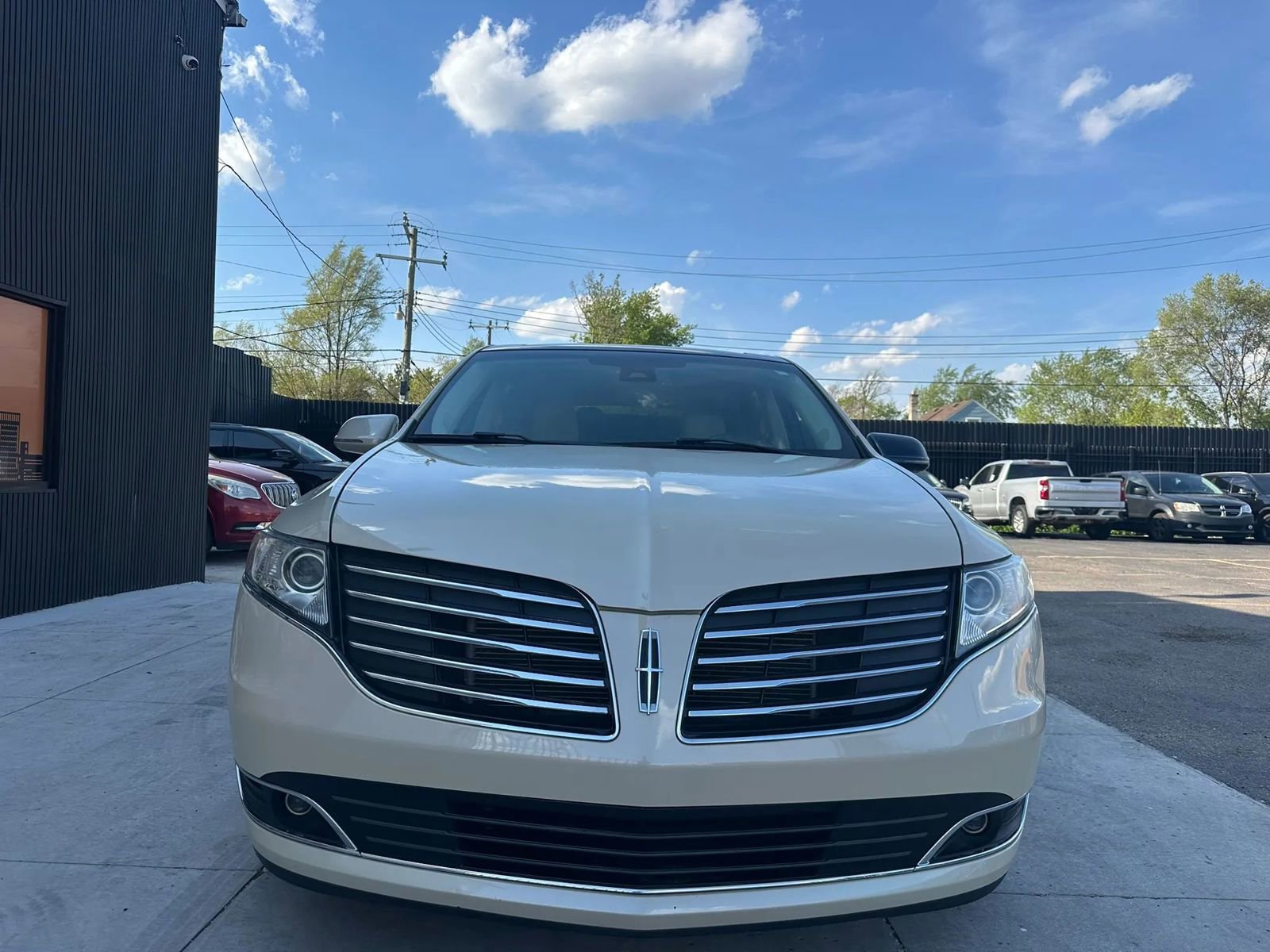 Used 2018 Lincoln MKT AWD w/ Technology Package image 2