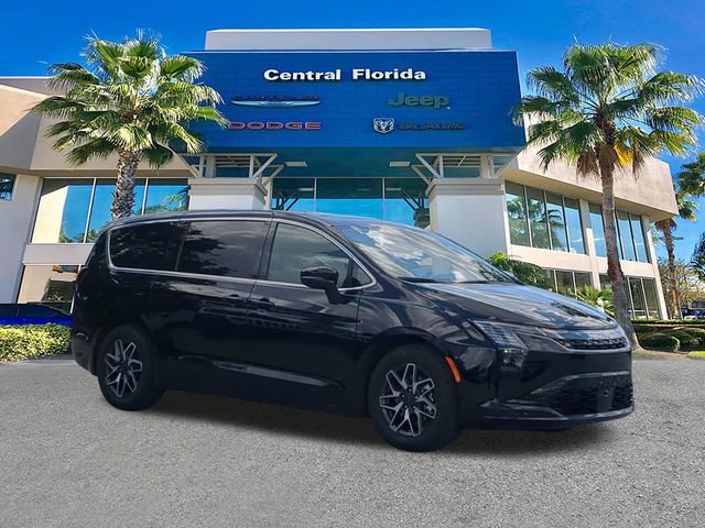 New 2027 Chrysler Pacifica Limited FWD image 2