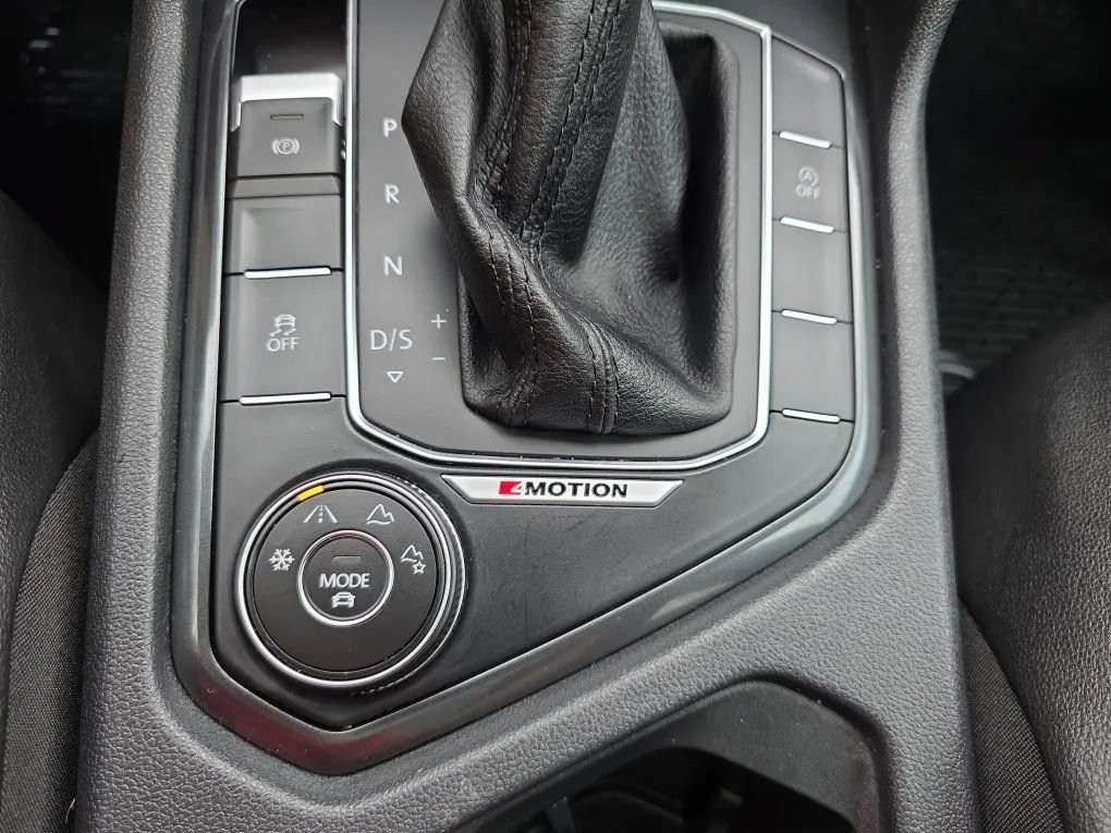 Used 2018 Volkswagen Tiguan SEL AWD/4WD image 35