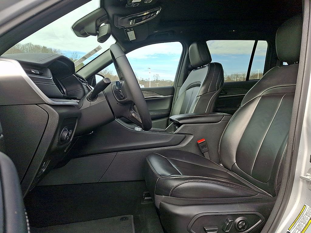 Used 2024 Jeep Grand Cherokee Limited w/ Black Appearance Package image 13