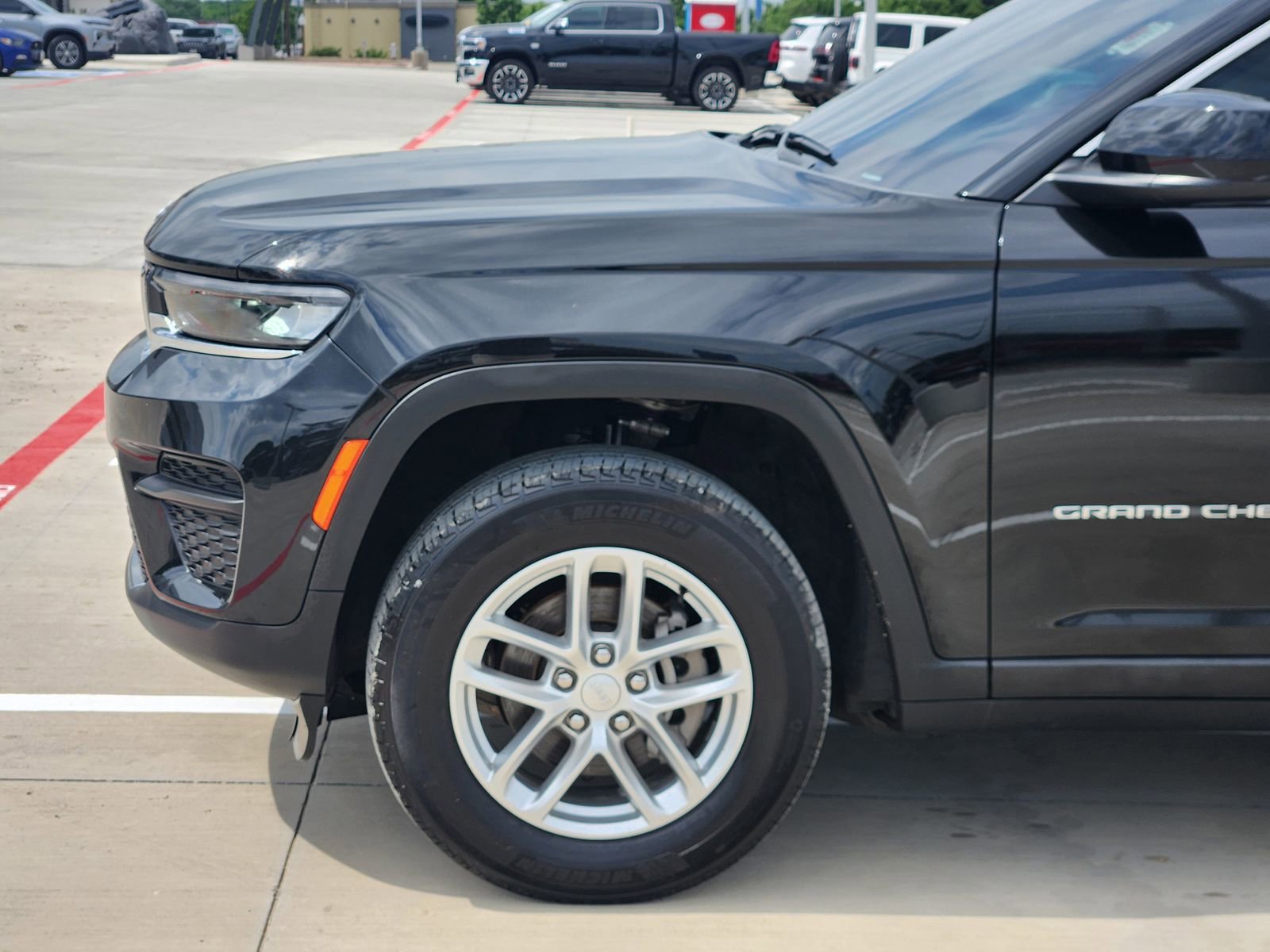 Used 2025 Jeep Grand Cherokee Laredo X RWD image 10