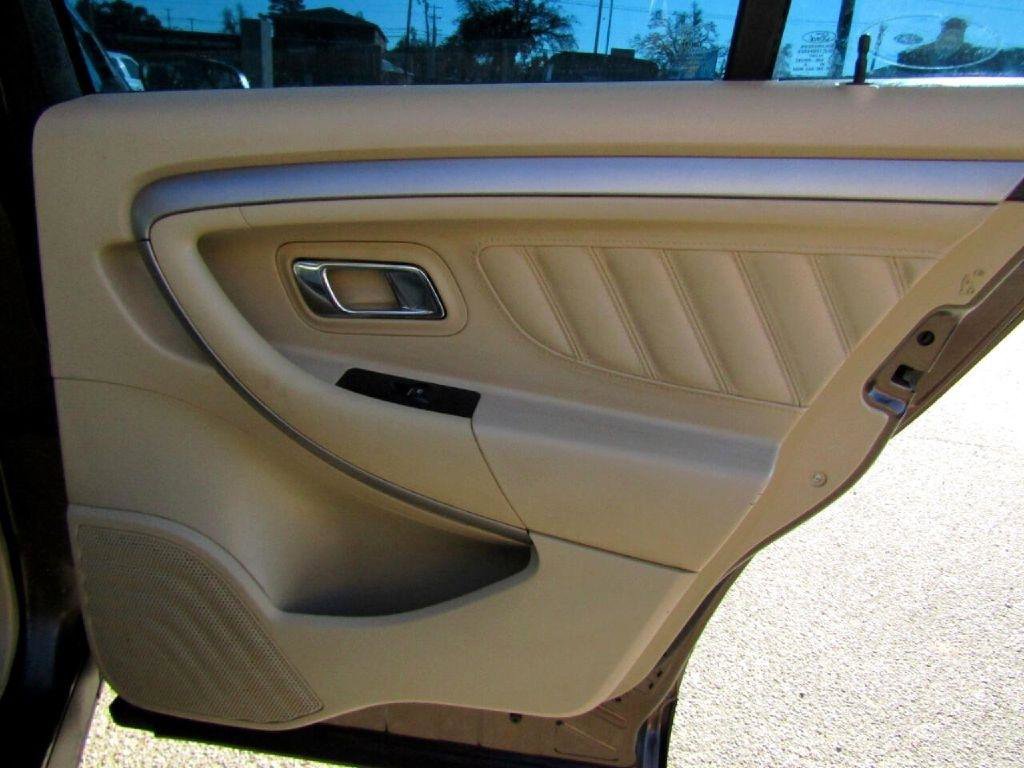 Used 2016 Ford Taurus SE FWD image 26