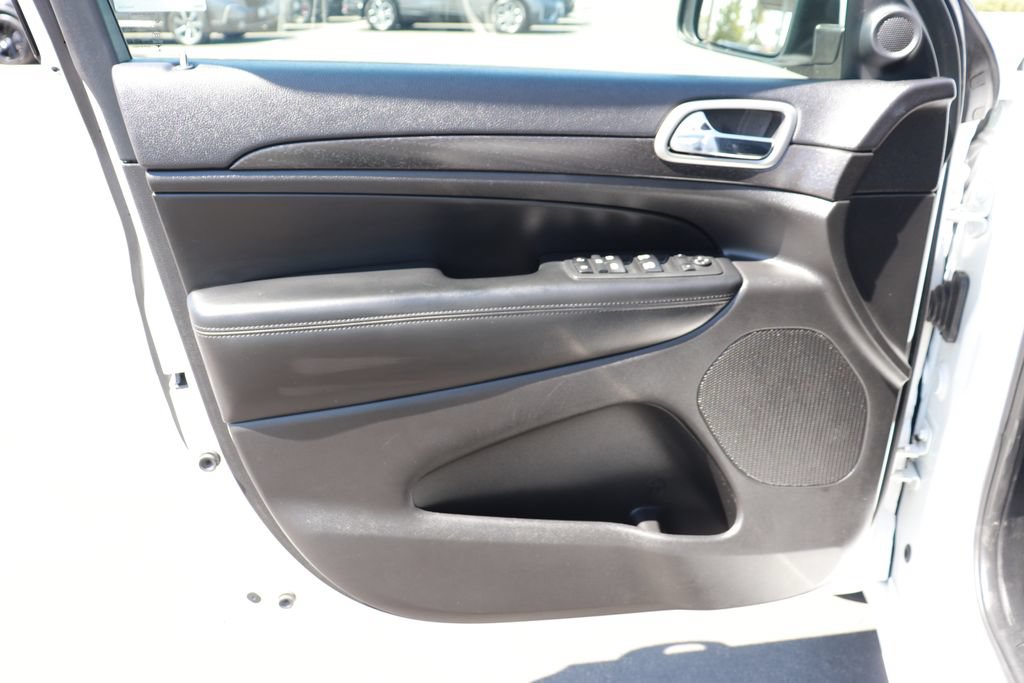 Used 2017 Jeep Grand Cherokee Altitude RWD image 8
