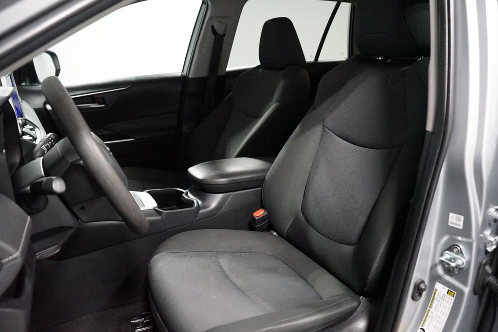 Certified 2025 Toyota RAV4 XLE FWD image 27