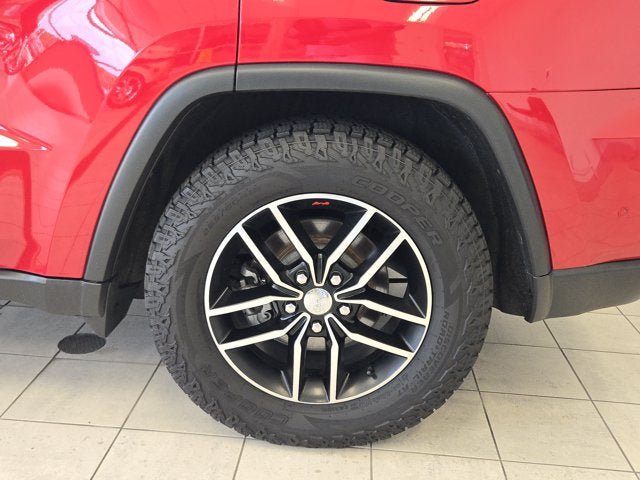 Used 2017 Jeep Grand Cherokee Trailhawk w/ Trailhawk Luxury Group AWD/4WD image 13