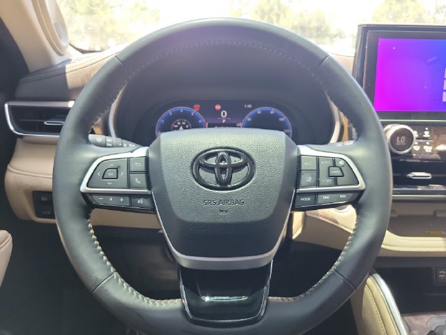 Used 2025 Toyota Highlander Limited FWD image 14