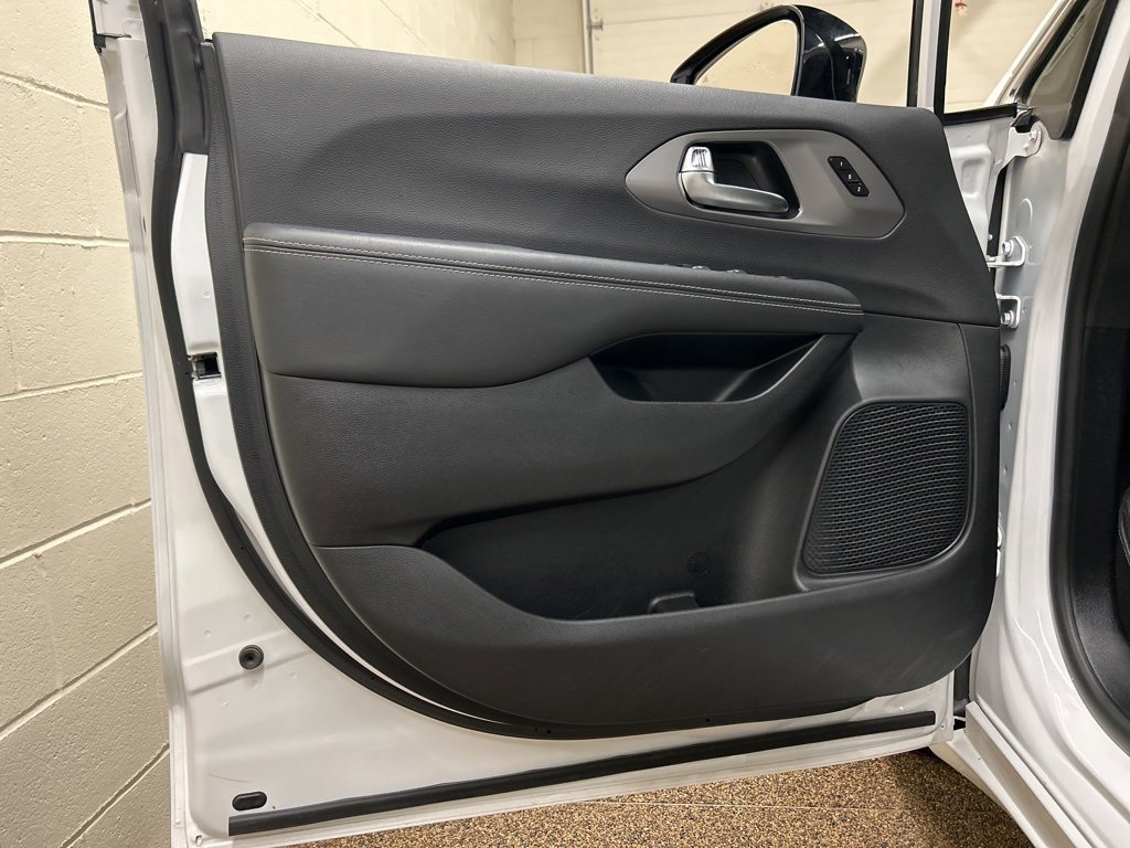 Used 2025 Chrysler Pacifica Select image 17