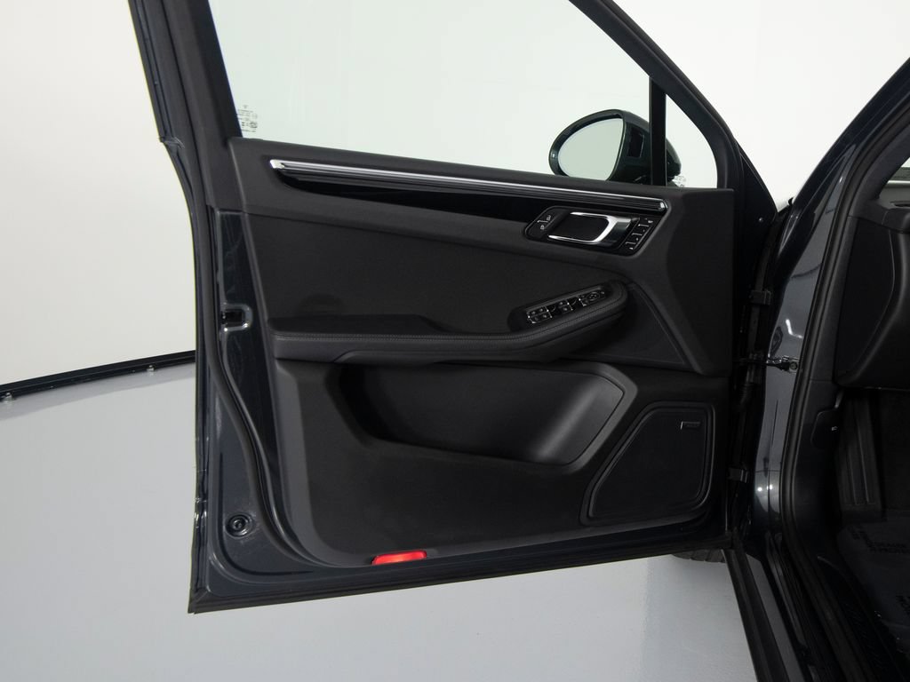 Certified 2026 Porsche Macan AWD/4WD image 18