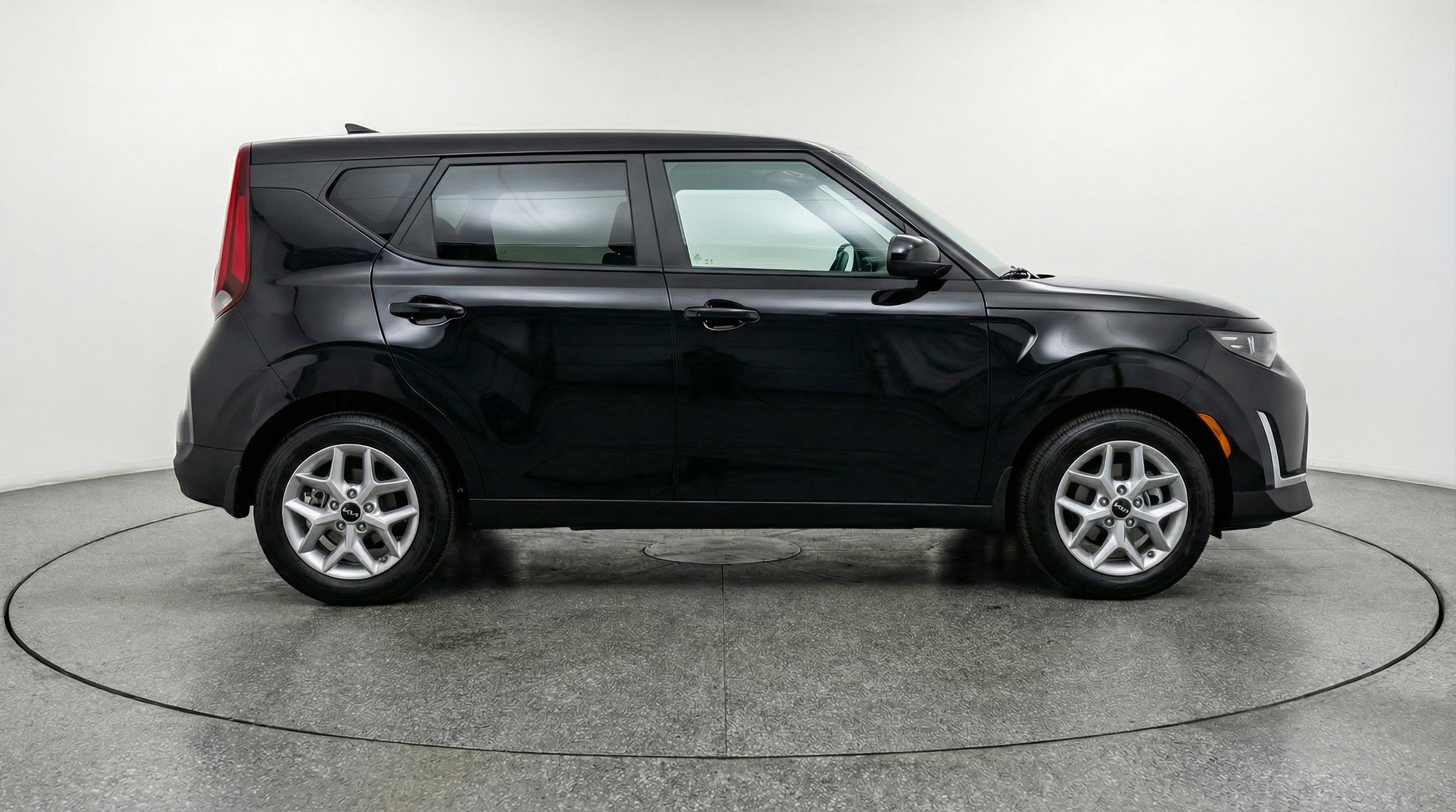 Used 2025 Kia Soul LX w/ LX Technology Package FWD image 11