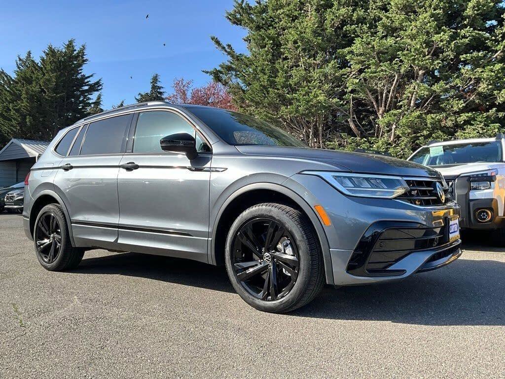 Used 2023 Volkswagen Tiguan SE R-Line image 2