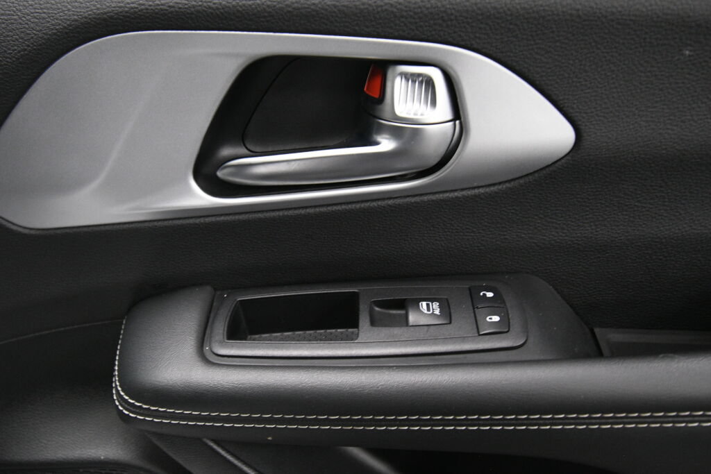 Used 2025 Chrysler Pacifica Limited FWD image 32