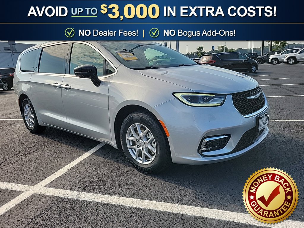 Used 2024 Chrysler Pacifica Touring-L FWD image 4