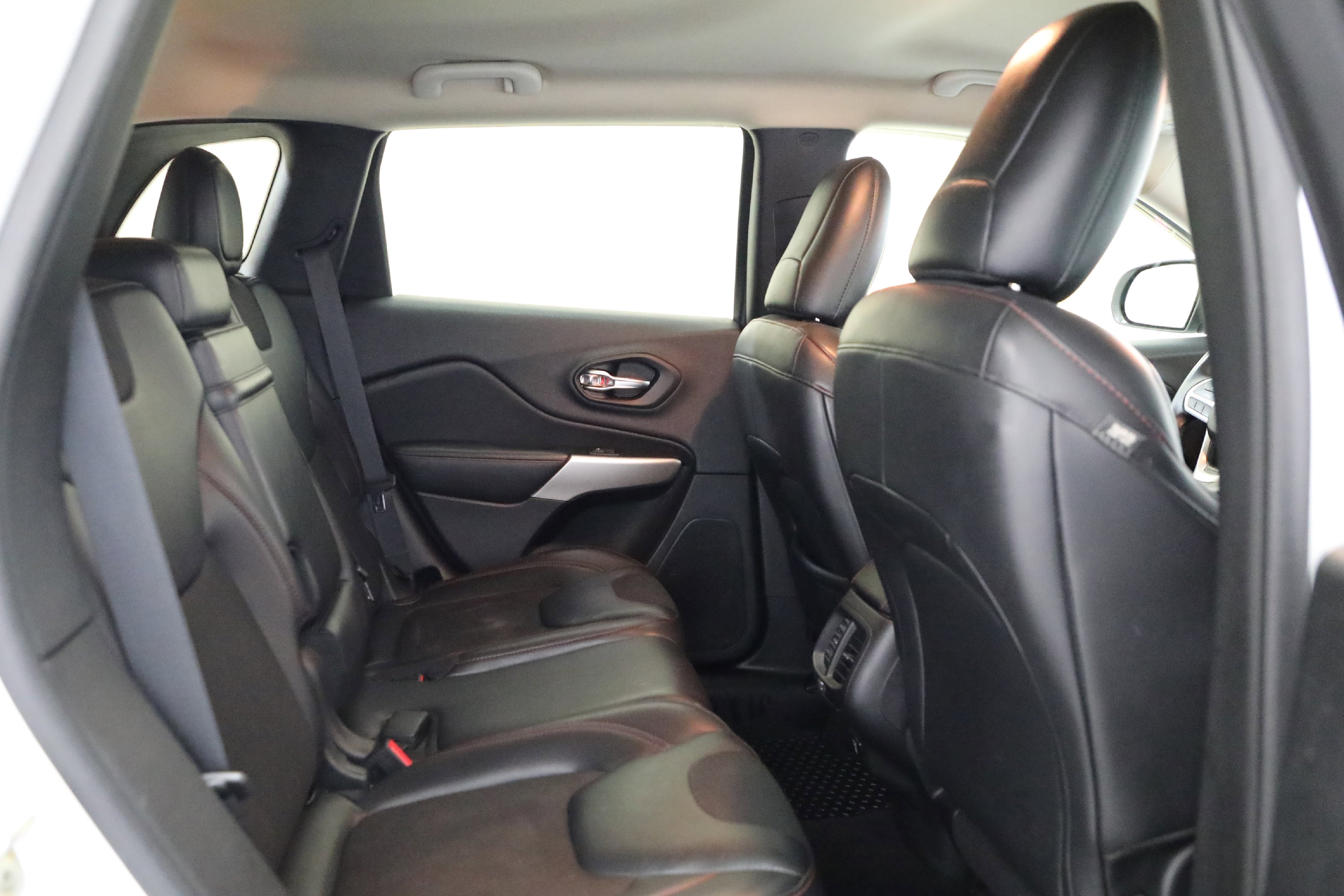 Used 2017 Jeep Cherokee Trailhawk w/ Cold Weather Group image 15