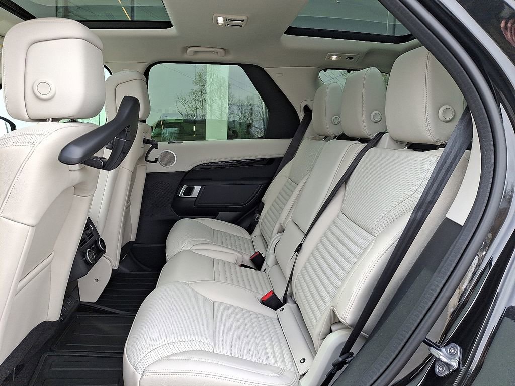 New 2026 Land Rover Discovery S image 6